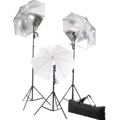 Fotostudioset met lampen, paraplu's, achtergrond en reflector><noscript><img width=